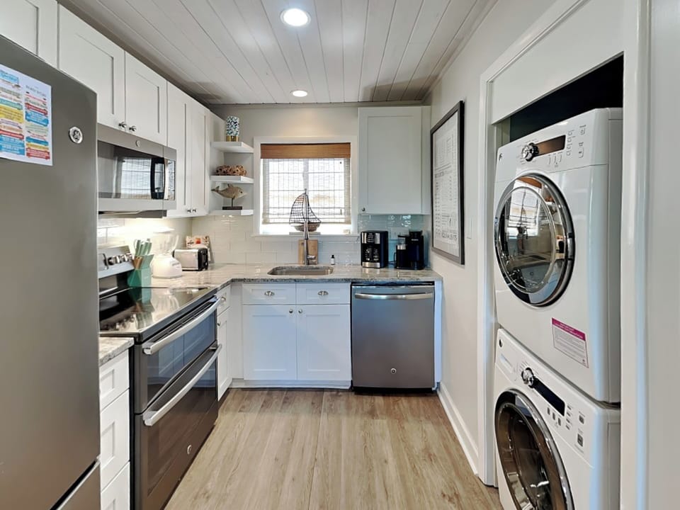 Full Kitchen w/ Laundry