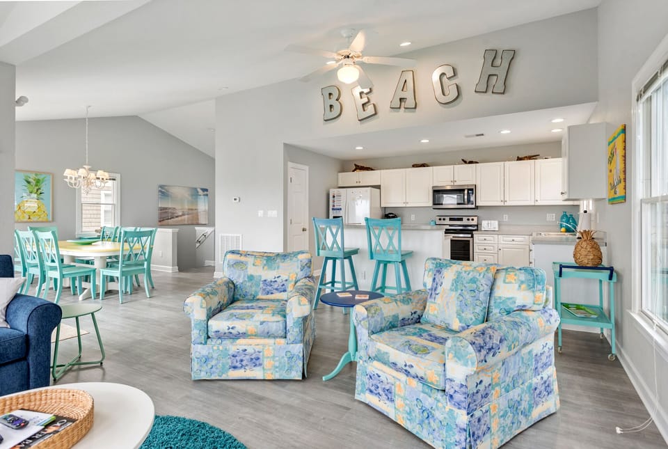 JR380: Kimberly's Kottage | Top Level Living Area