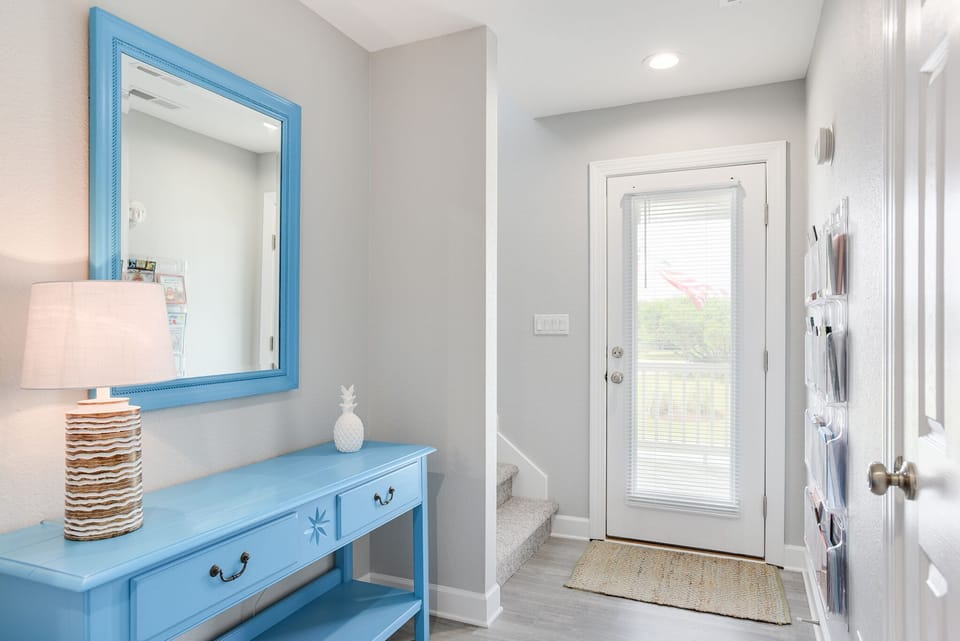 JR380: Kimberly's Kottage | Mid Level Foyer