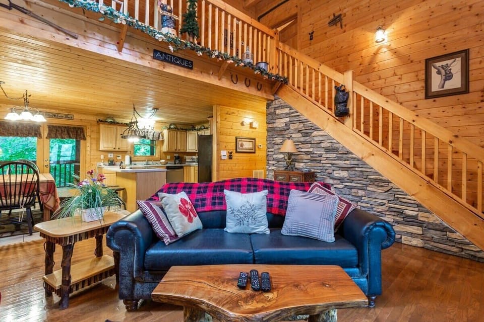 3 Levels In This Beautiful Cabin!
