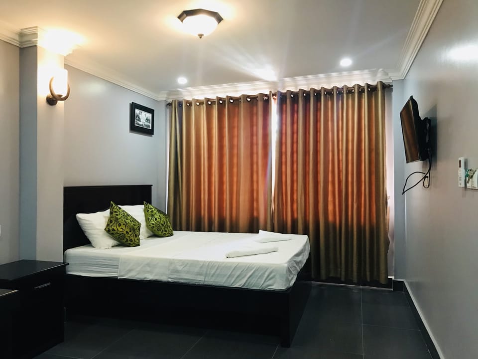 Standard Double Room | Desk, blackout drapes, soundproofing, WiFi (free)