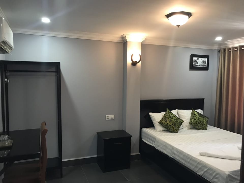 Standard Double Room | Desk, blackout drapes, soundproofing, WiFi (free)