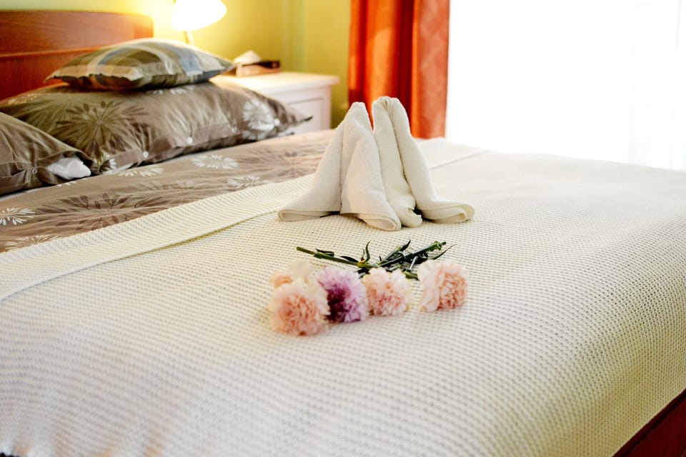 Family Studio | Desk, free cribs/infant beds, free WiFi, bed sheets