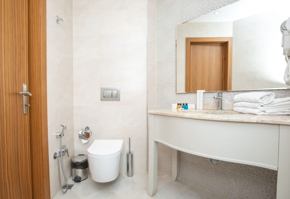 Deluxe Double Room, Sea View | Bathroom | Free toiletries, hair dryer, slippers, towels
