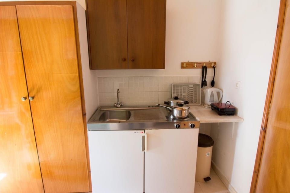 Fridge, stovetop, electric kettle, cookware/dishes/utensils