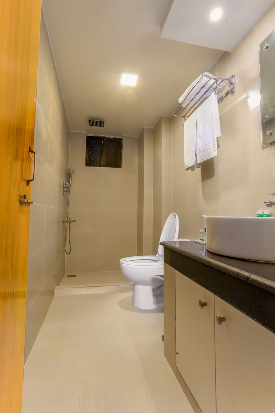 Shower, free toiletries