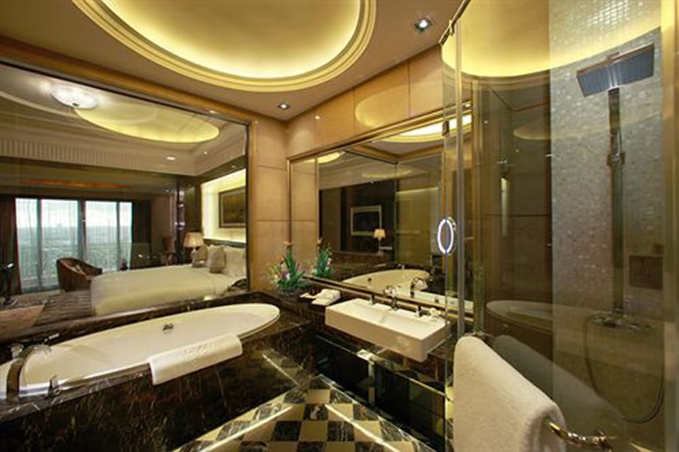 Separate tub and shower, deep soaking tub, rainfall showerhead