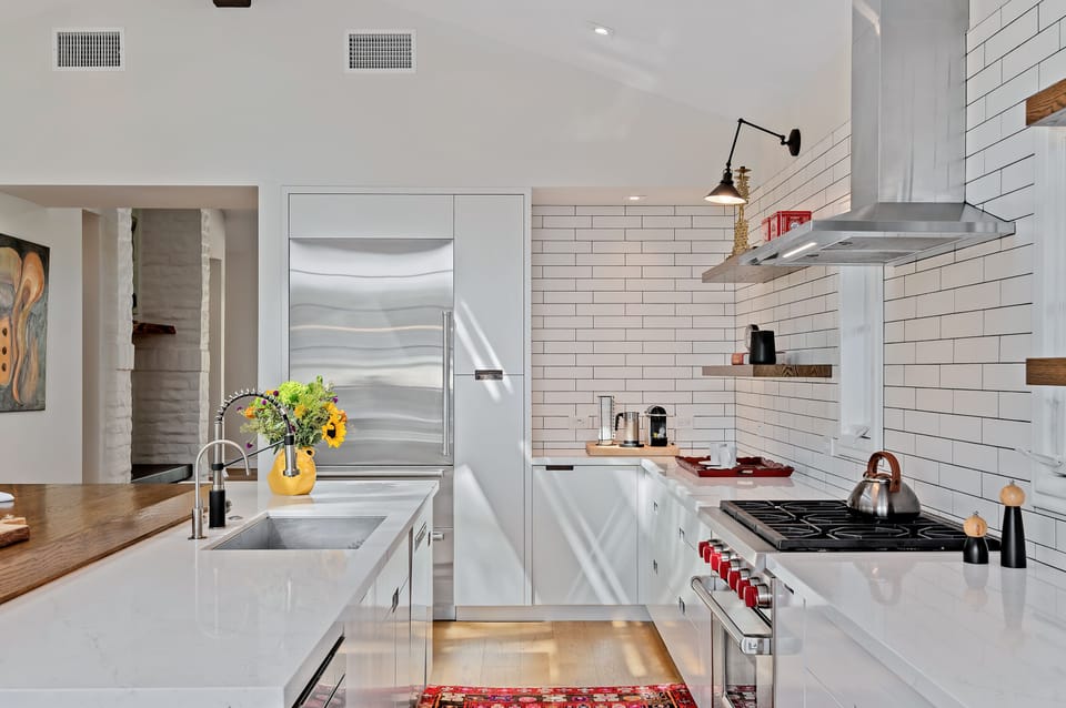 Fully equipped kitchen with state-of-the-art appliances!
