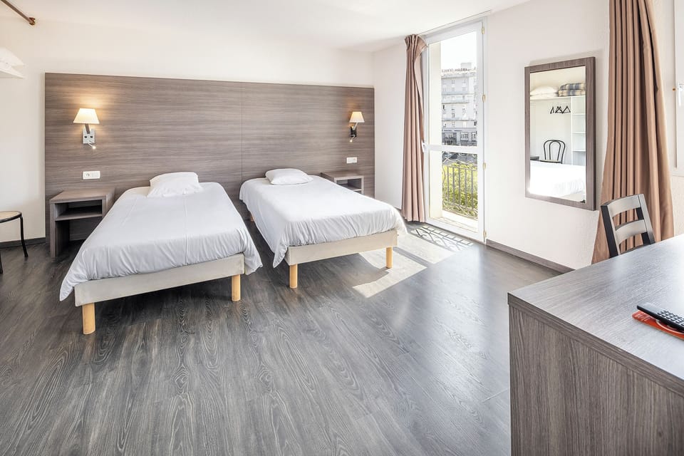 Twin Room | Desk, free cribs/infant beds, free WiFi, bed sheets
