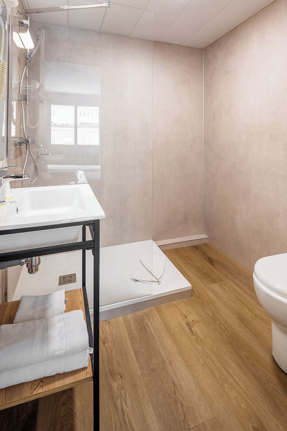 Twin Room | Bathroom | Shower, free toiletries, hair dryer, towels