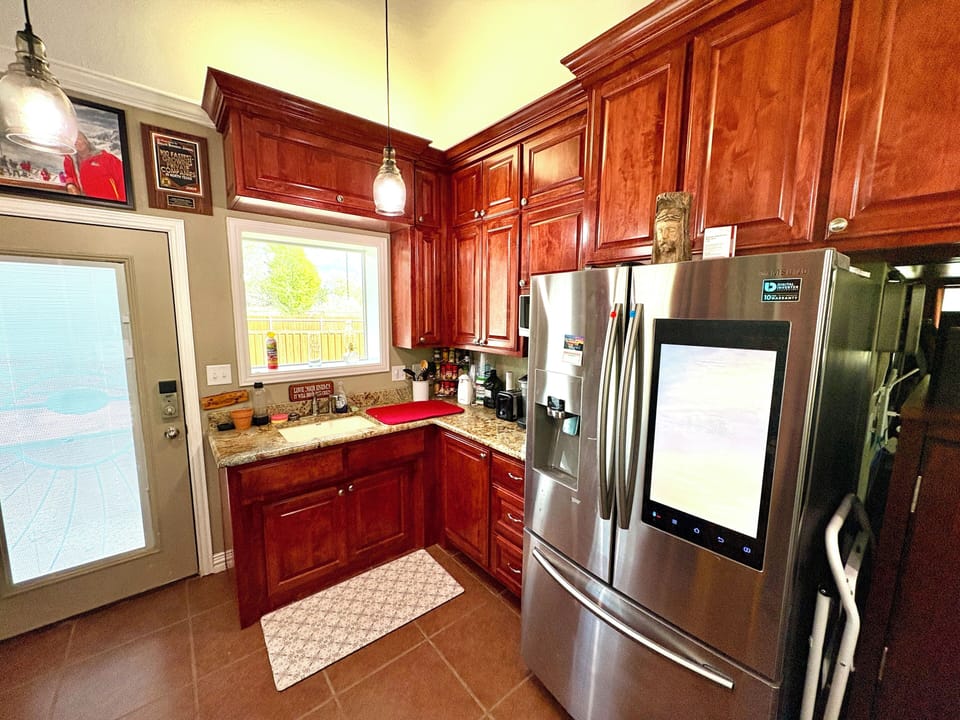 Full-size fridge, microwave, oven, stovetop