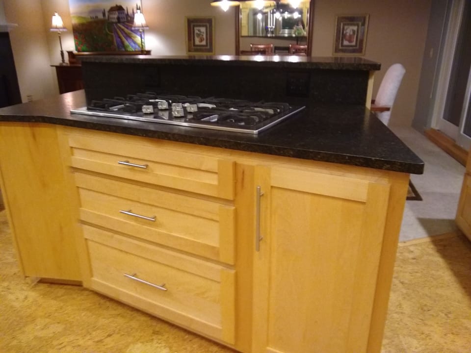 Gourmet kitchen, stove top and breakfast counter, 2 stools