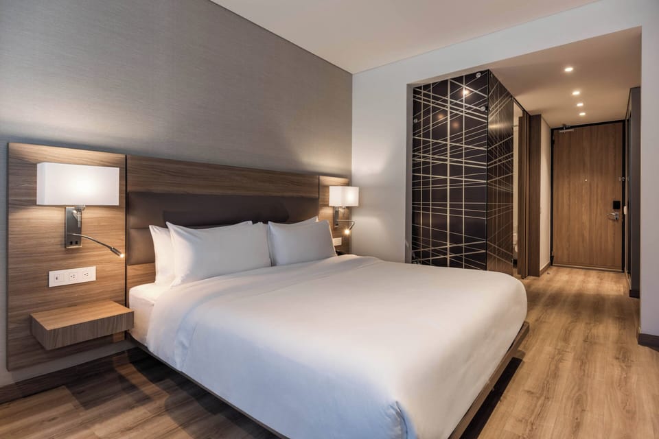 Deluxe Room, 1 King Bed | Individually furnished, desk, laptop workspace, iron/ironing board