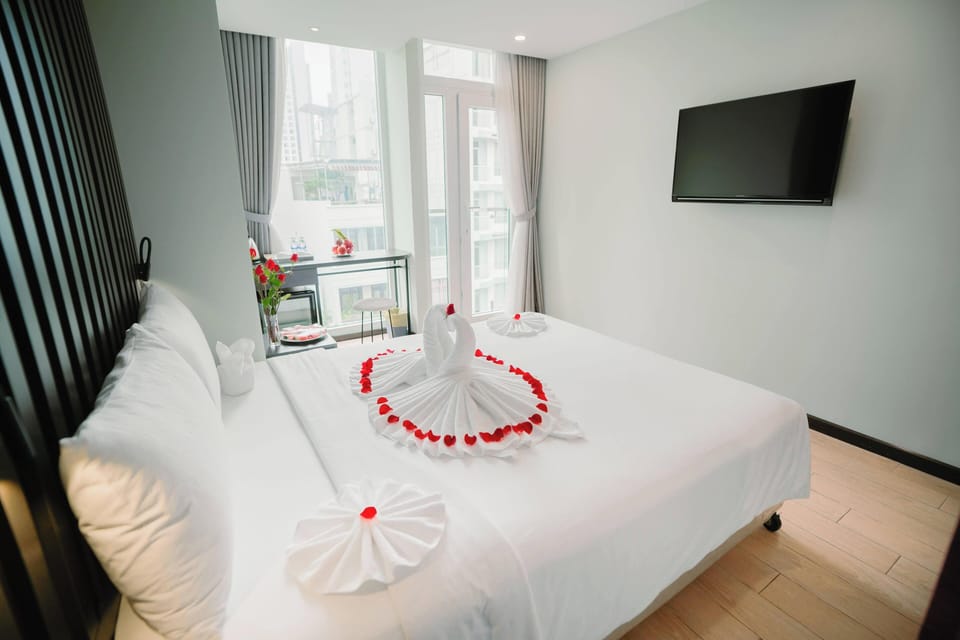Deluxe Double Room, Balcony, City View | Minibar, in-room safe, desk, laptop workspace