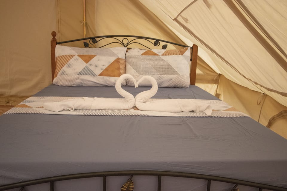 Arogo Superior Room | Desk, bed sheets
