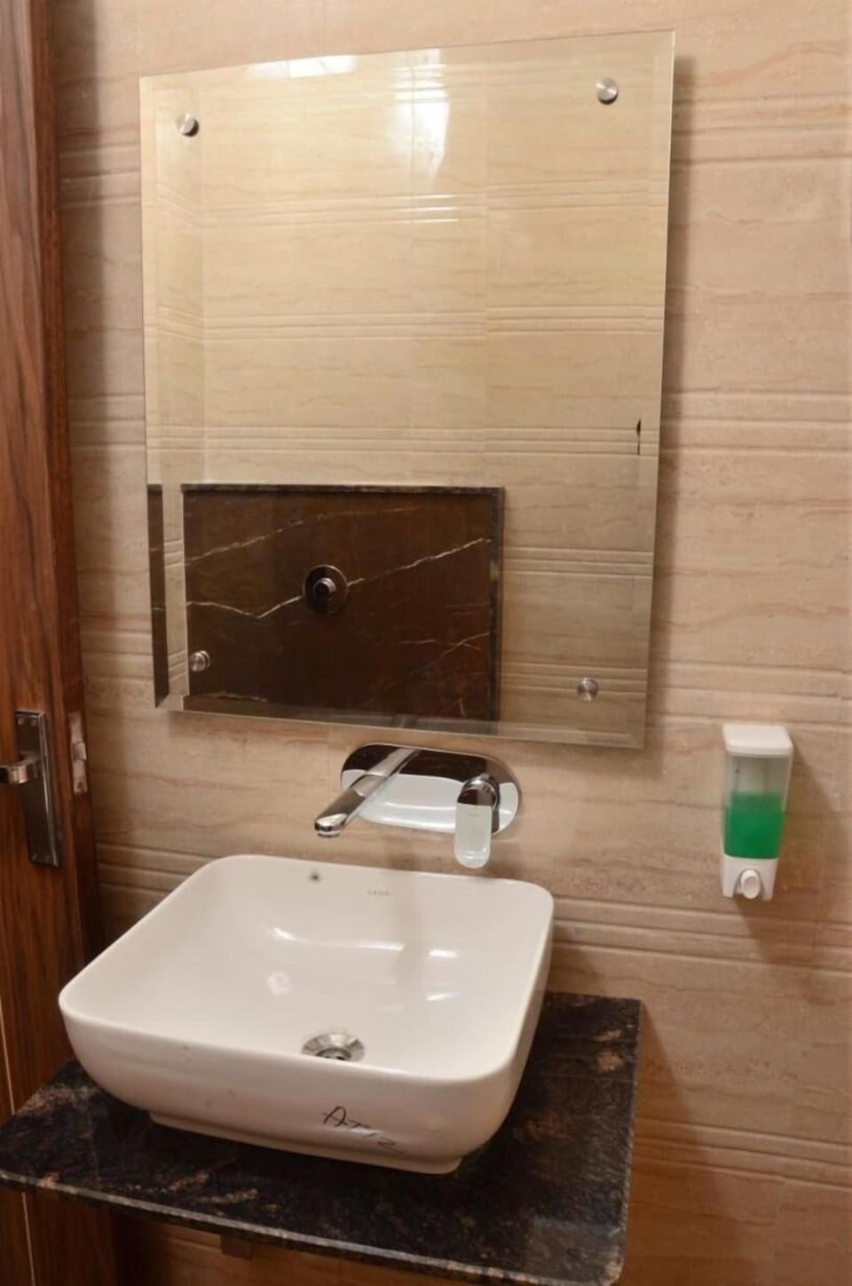 Shower, free toiletries, bidet, towels