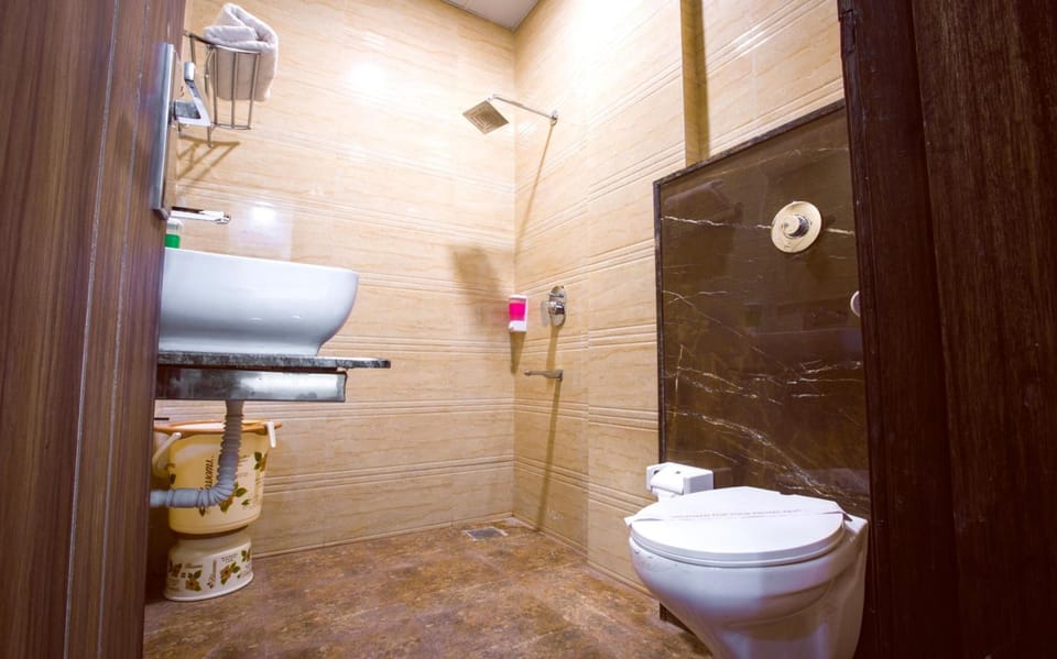 Shower, free toiletries, bidet, towels