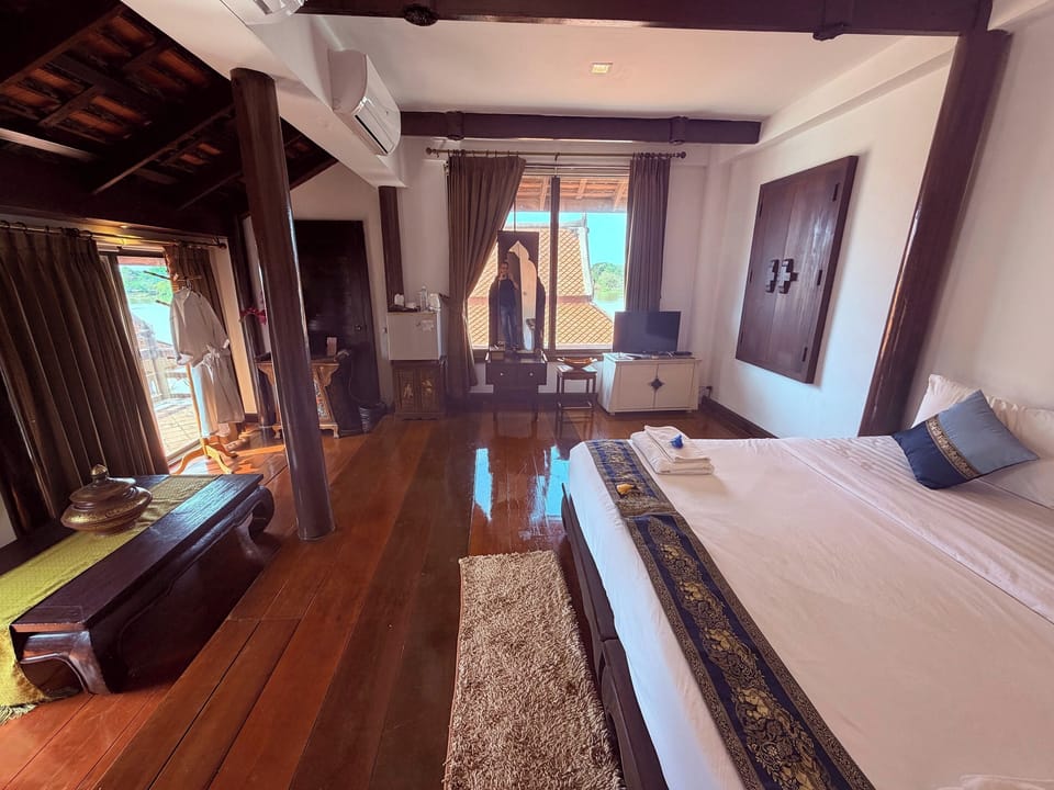 Deluxe Room (River Front) | Minibar, desk, free WiFi, bed sheets