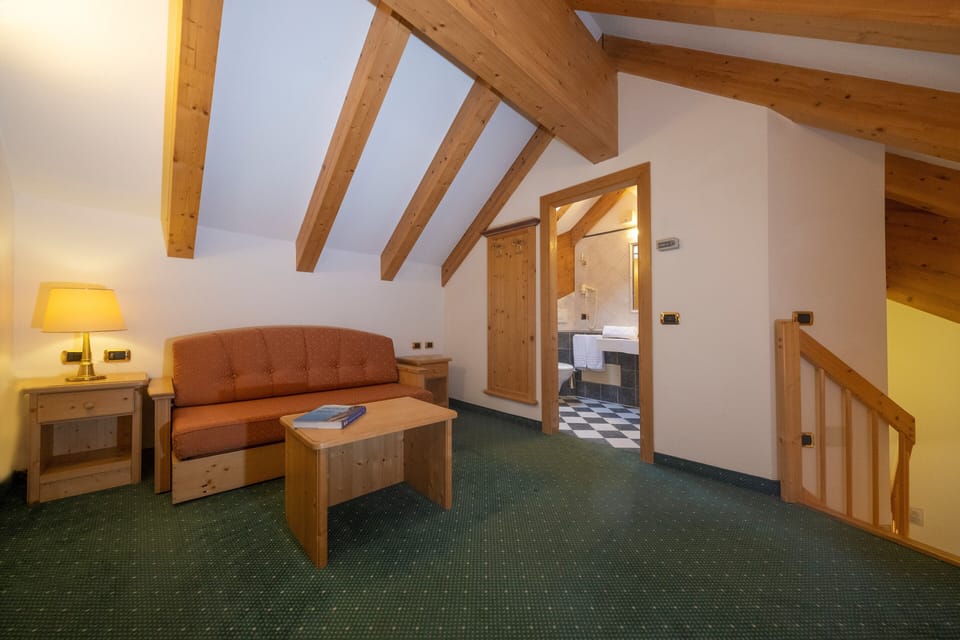 Junior Suite | Minibar, in-room safe, desk, blackout drapes