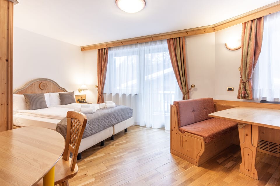 Superior Double Room | Minibar, in-room safe, desk, blackout drapes