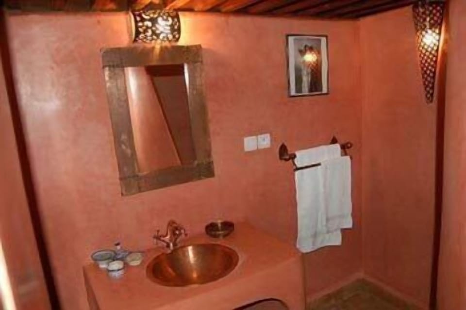 Double Room (Paprika) | Bathroom | Free toiletries, hair dryer, towels