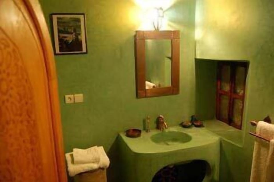 Double Room (Menthe) | Bathroom | Free toiletries, hair dryer, towels