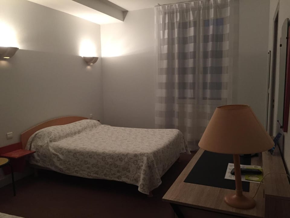Desk, soundproofing, free WiFi, wheelchair access