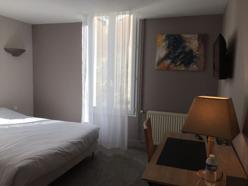 Desk, soundproofing, free WiFi, wheelchair access