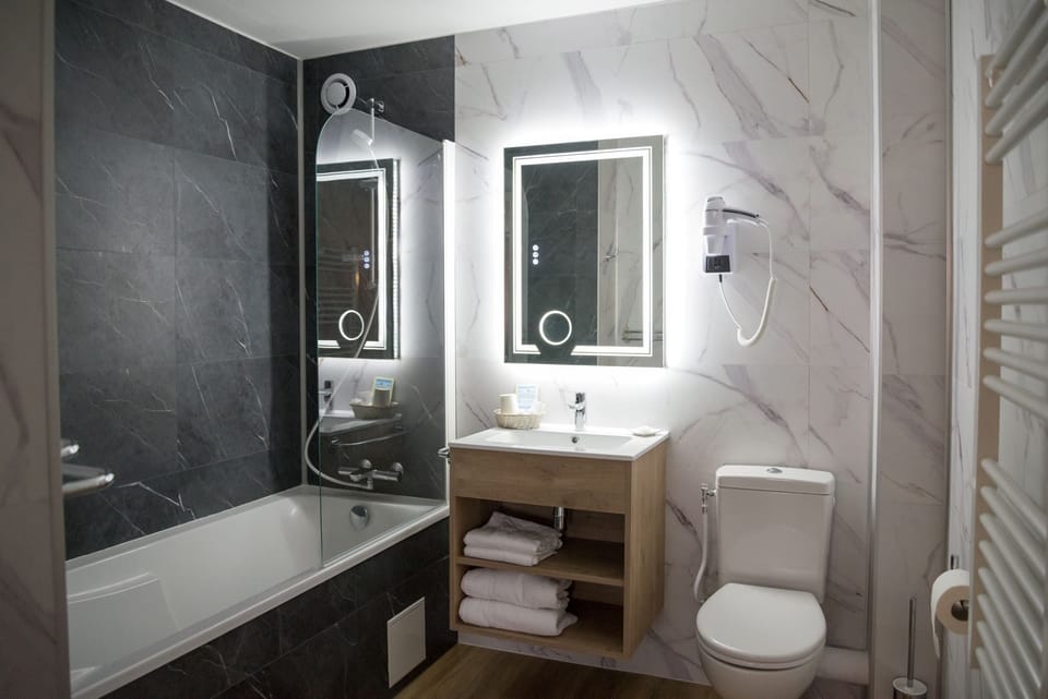 Superior Double Room, Bathtub | Bathroom | Free toiletries, hair dryer, towels