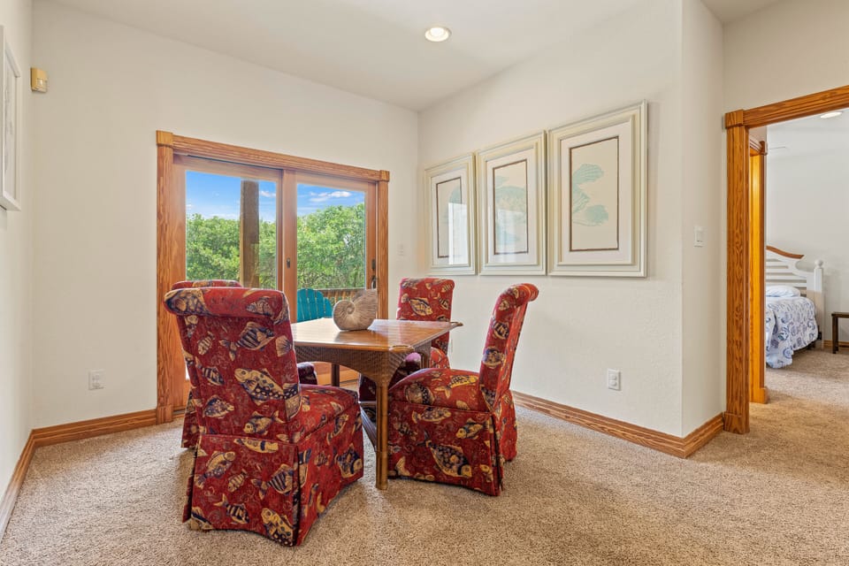 Sitting Area - Mid Level
