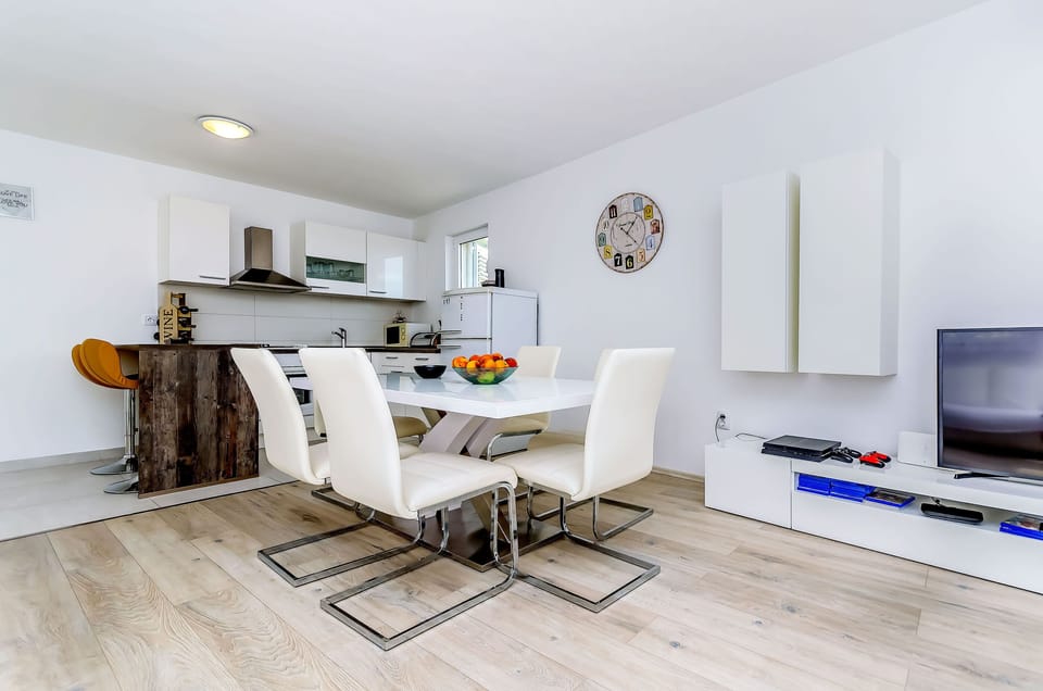 House | Private kitchen | Fridge, microwave, oven, stovetop