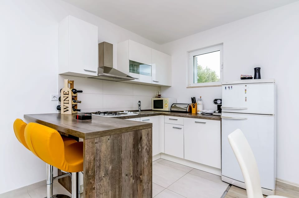 House | Private kitchen | Fridge, microwave, oven, stovetop