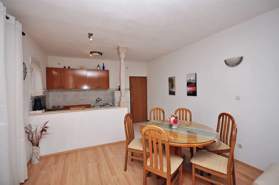 Private kitchen | Fridge, oven, stovetop, dishwasher