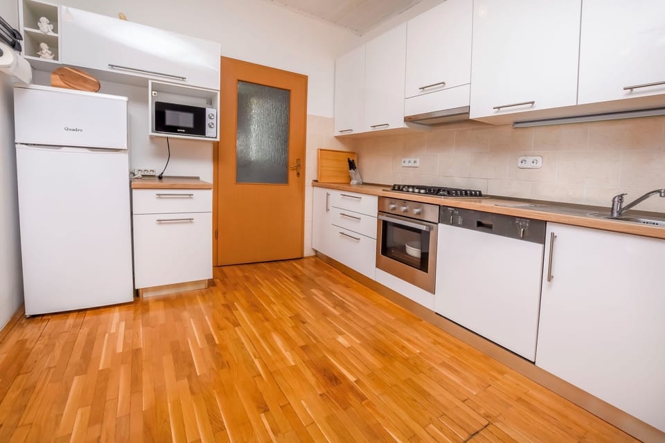 Apartment (A1) | Private kitchen | Fridge, microwave, oven, dishwasher
