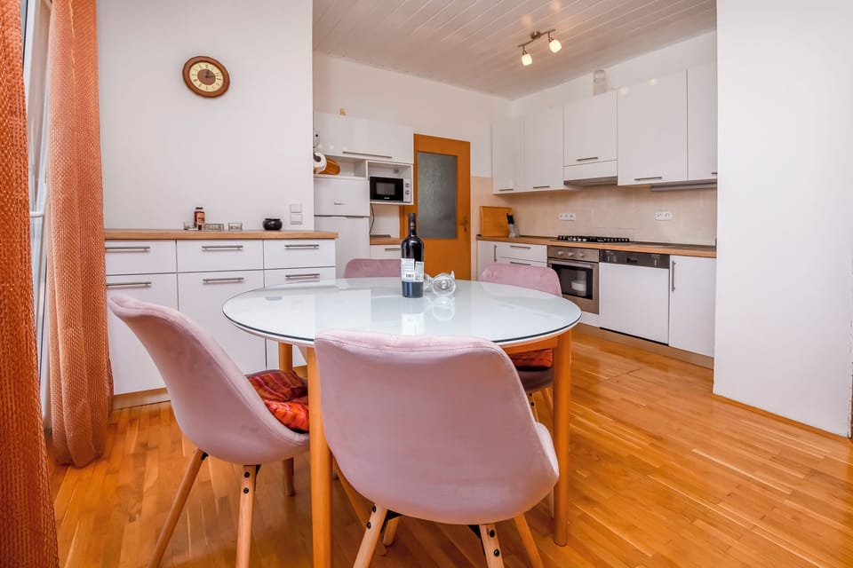 Apartment (A1) | Private kitchen | Fridge, microwave, oven, dishwasher