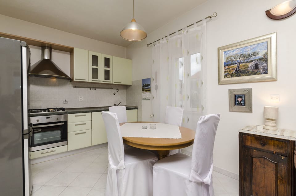 Private kitchen | Fridge, microwave, oven, stovetop