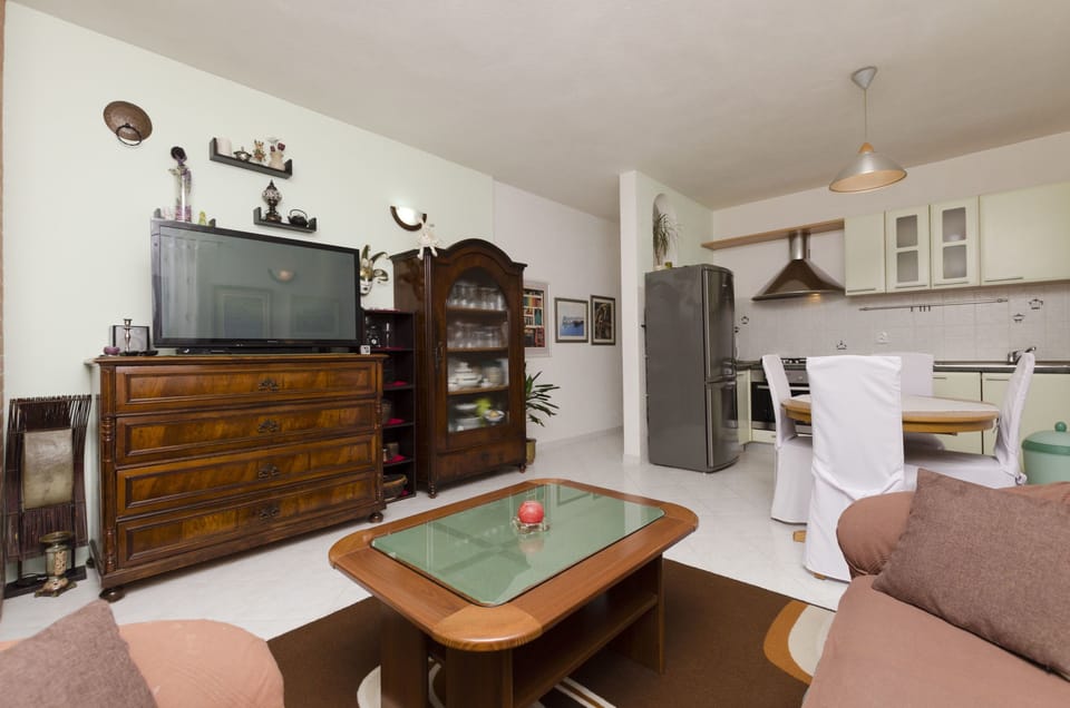 Living room | TV, DVD player