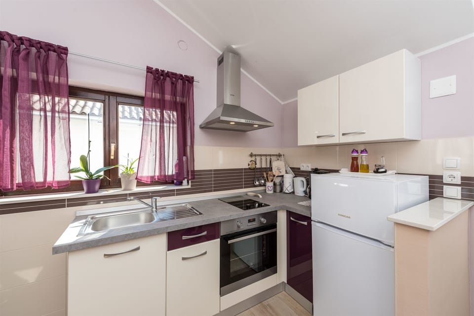 Private kitchen | Fridge, oven, stovetop, espresso maker