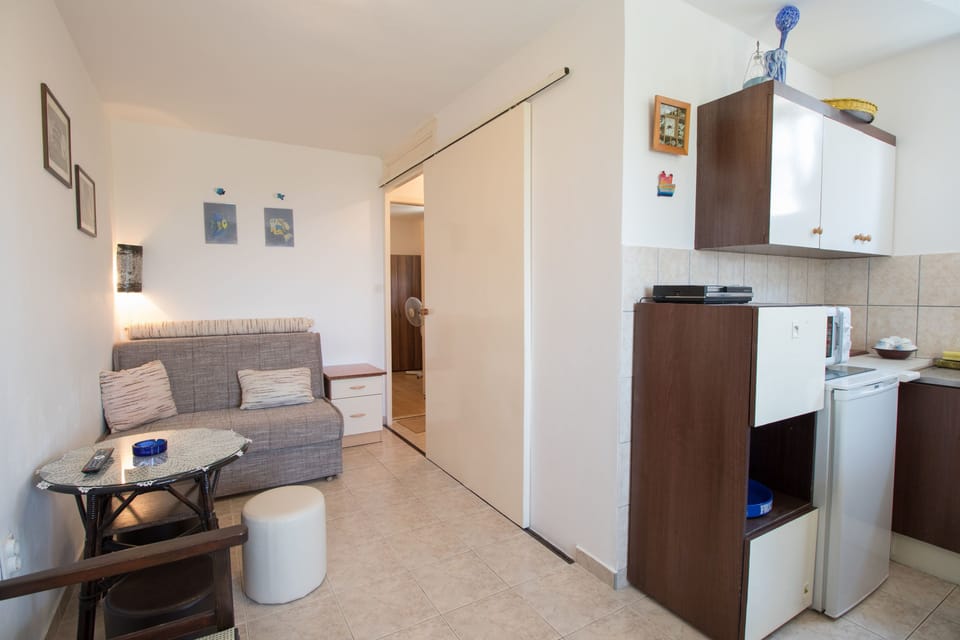 Living room | Flat-screen TV, DVD player