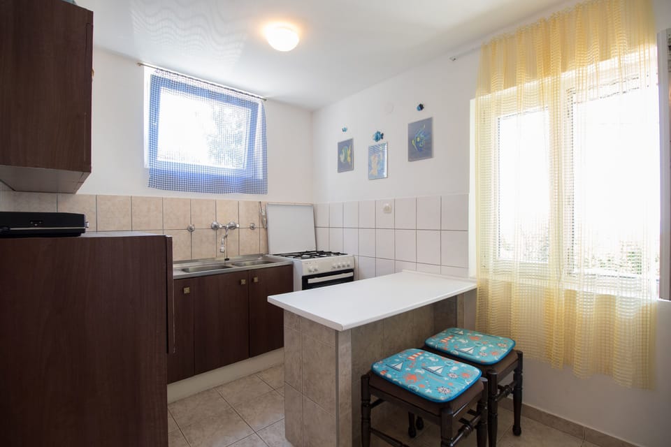Private kitchen | Fridge, microwave, oven, stovetop