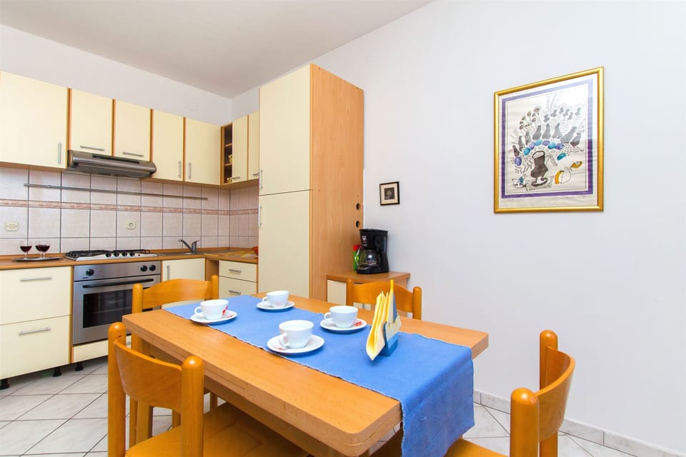Private kitchen | Fridge, microwave, stovetop, coffee/tea maker