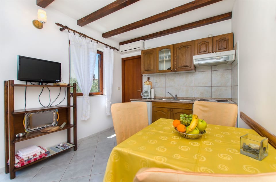 Private kitchen | Fridge, oven, stovetop, espresso maker