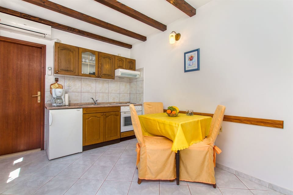 Private kitchen | Fridge, oven, stovetop, espresso maker