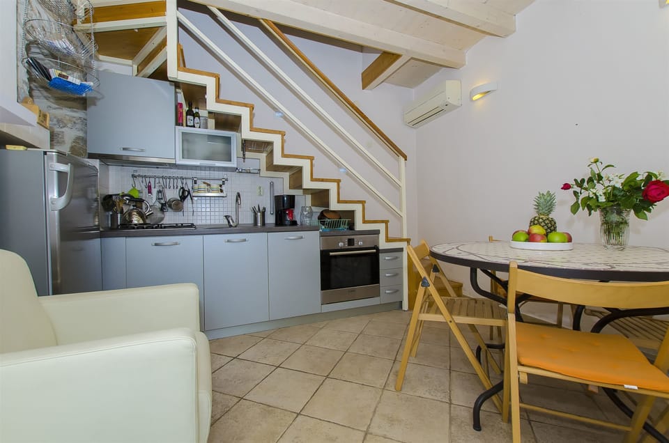 Private kitchen | Fridge, microwave, stovetop, dishwasher
