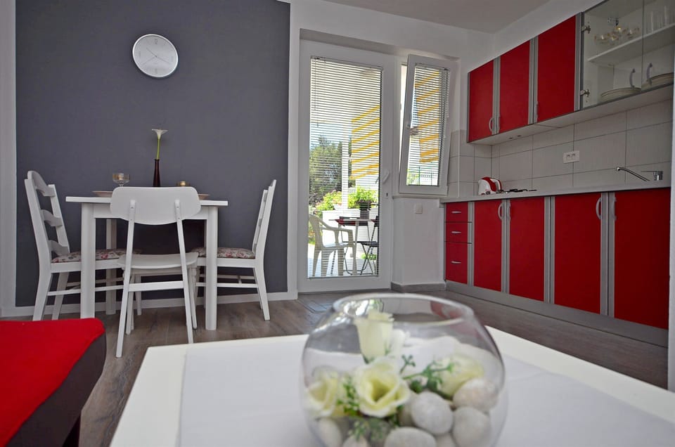 Private kitchen | Fridge, microwave, stovetop, electric kettle