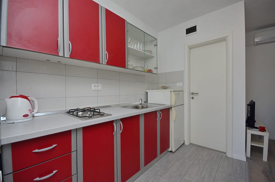Private kitchen | Fridge, microwave, stovetop, electric kettle