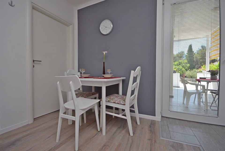 Private kitchen | Fridge, microwave, stovetop, electric kettle