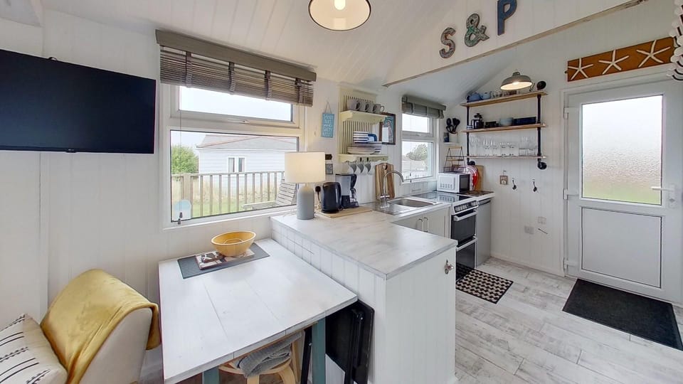 Kitchen / Dining Area
