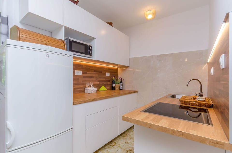 House | Private kitchen | Fridge, microwave, oven, stovetop