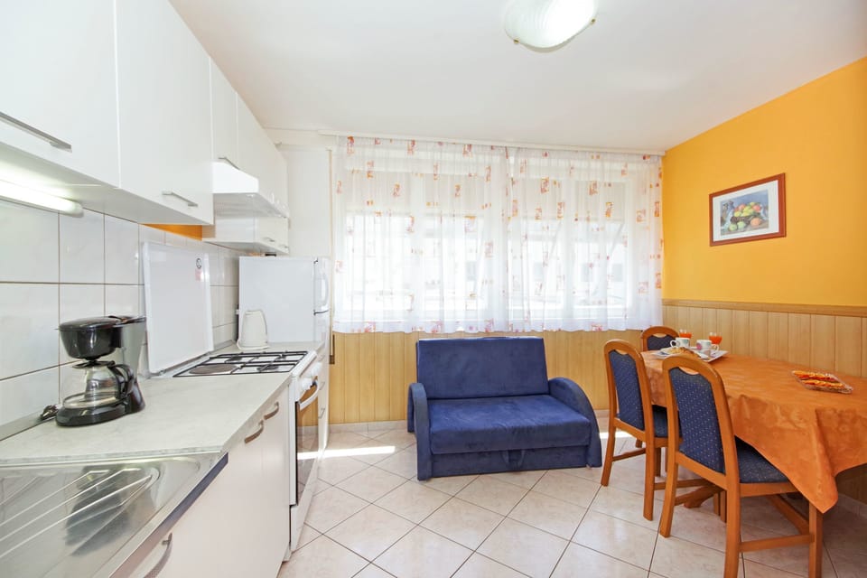Private kitchen | Fridge, microwave, oven, stovetop